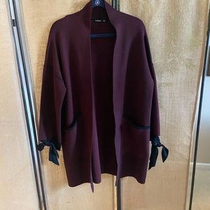 SOLUTIONS BURGUNDY TIE CUFF SWEATER DUSTER. Size Small